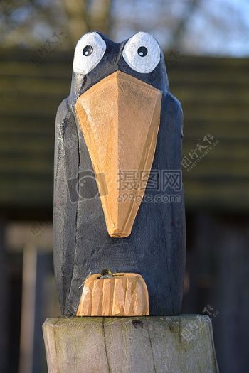黑色鸟的雕像