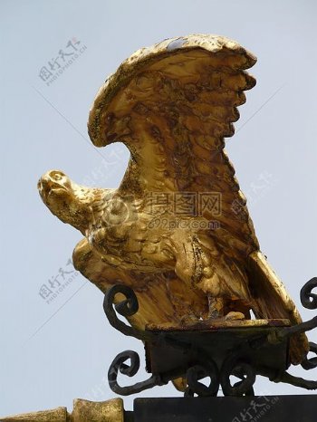 展开翅膀的金鹰雕像