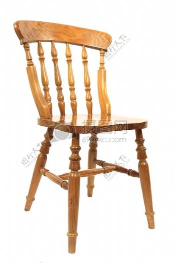 有雕刻的木头座椅