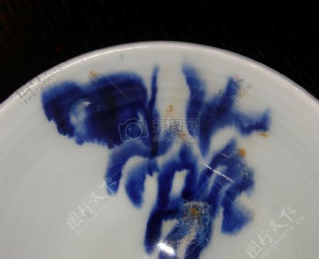 白盘子上的蓝色花纹