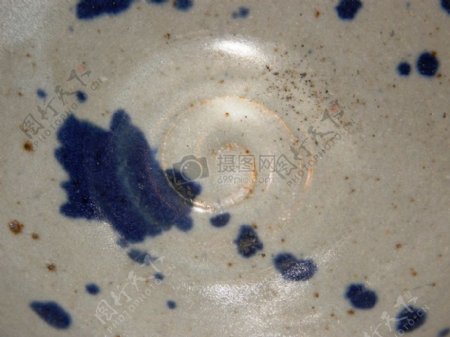 白色陶器的蓝色花纹