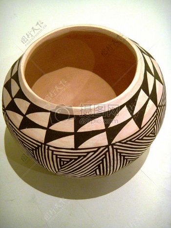 黑白图案的陶瓷瓦罐