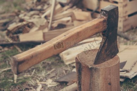 木桩上的斧头