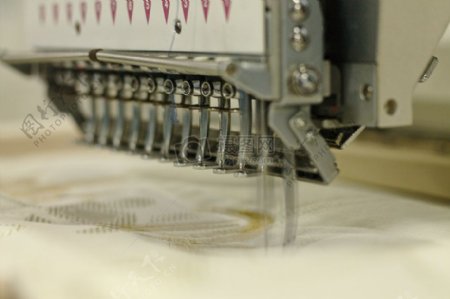 正在制作窗帘的缝纫机