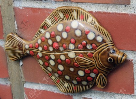 墙壁上的鱼形雕塑