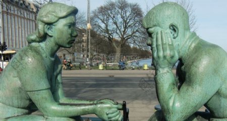 面对面的情侣雕塑