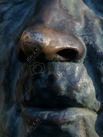 青铜器的人脸雕像