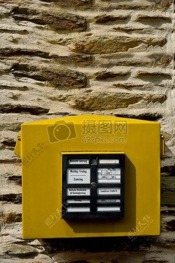 墙上的黄色信报箱