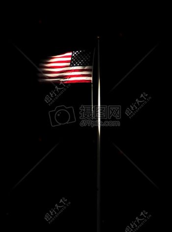 黑暗中伫立的国旗