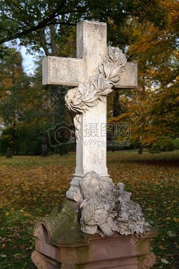白色的十字架墓碑