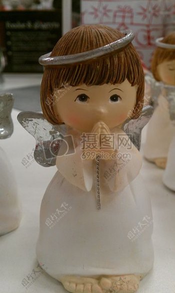 祈祷中的天使娃娃