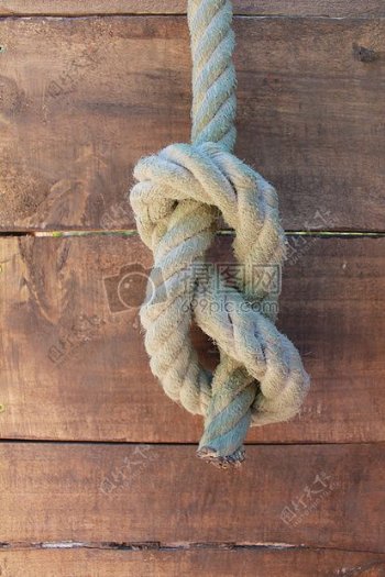木板上孤独的绳结