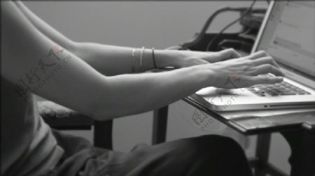 黑白动态用笔记本工作的女人实拍视频