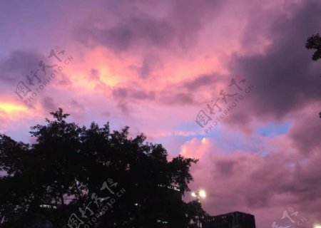 夕阳紫霞的美景