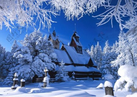 厚厚积雪的小房子