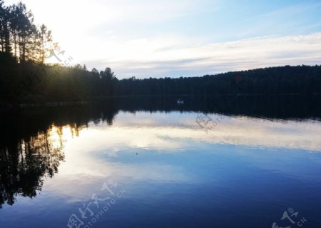 落日余晖的CoonLake湖