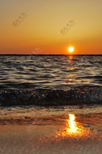 夕阳海边