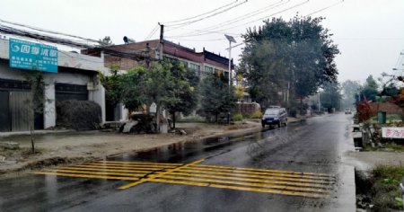 下雨天的公路