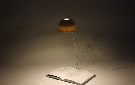 台灯灯光与书本