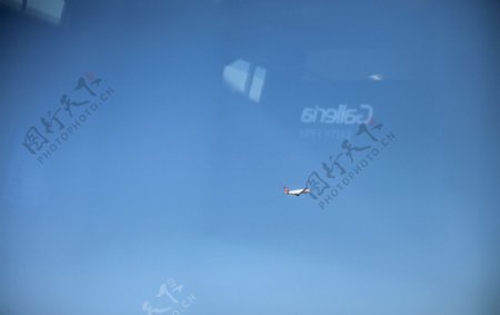 玻璃窗外飞翔的飞机