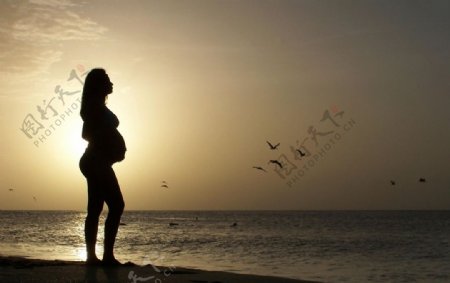 夕阳下的孕妇写真