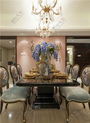 中式华丽室内餐厅餐桌效果图