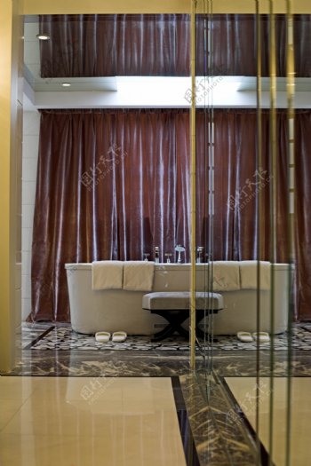 欧式轻奢风格大浴室室内装修效果图