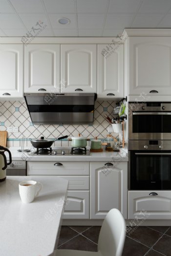 现代简欧风格厨房整体橱柜装修效果图