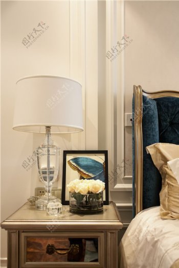 现代欧式时尚卧室床头柜台灯装修效果图