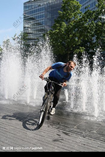 骑单车冲过喷泉