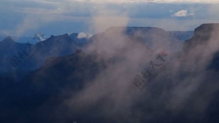 山顶云雾缭绕动态实拍视频素材