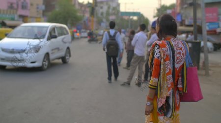 身着传统服装的印度妇女站在路边