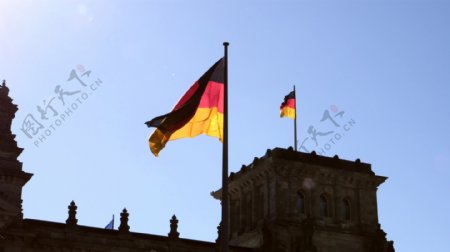 德国德国国会大厦飘扬的德国国旗