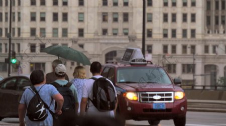 在芝加哥带伞行走的人