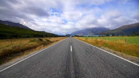 空旷的新西兰乡间小路