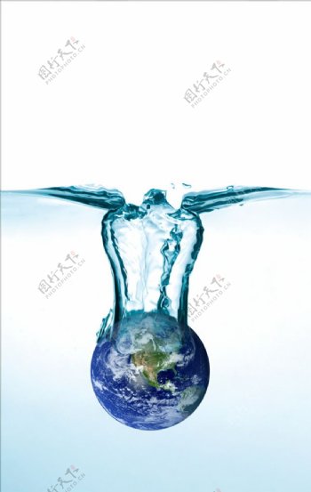坠入水中地球高清图片素材