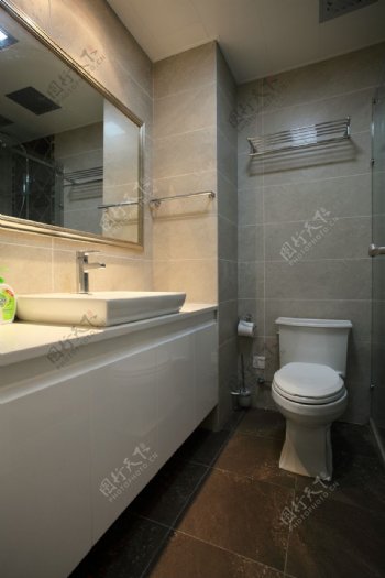 现代简约浴室深褐色地板室内装修效果图