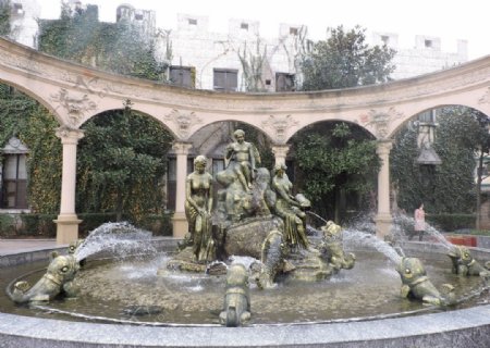 喷泉铜像