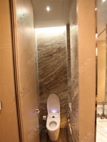 现代浴室褐色纹理背景墙室内装修效果图