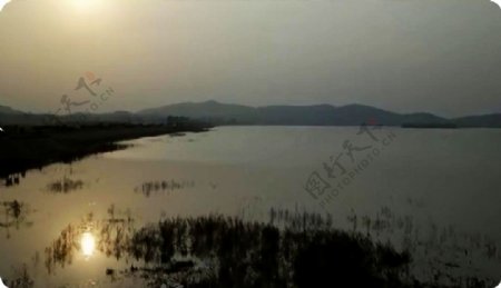 夕阳静静的湖水视频