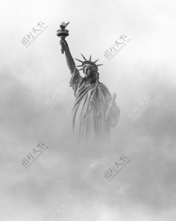云雾里的自由女神像