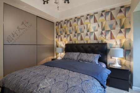 现代时尚卧室拼色块状背景墙室内装修效果图