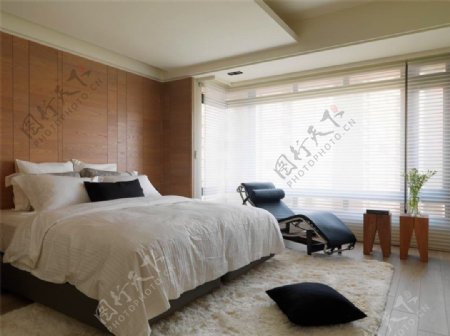 现代时尚卧室木材花纹背景墙室内装修效果图