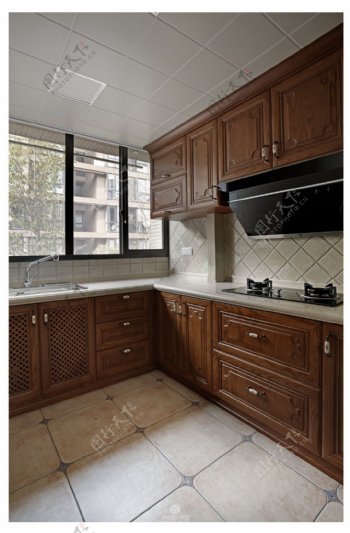 中式客厅厨房木制壁柜室内装修效果图