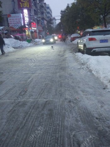 冬天的雪地道路