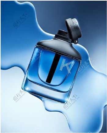 蓝色精致的玻璃水瓶jpg