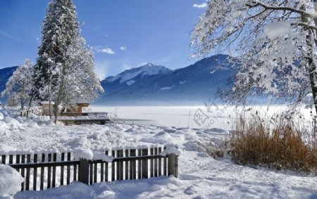 冬天高山湖泊雪景