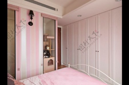 简约卧室粉色条纹墙壁装修效果图