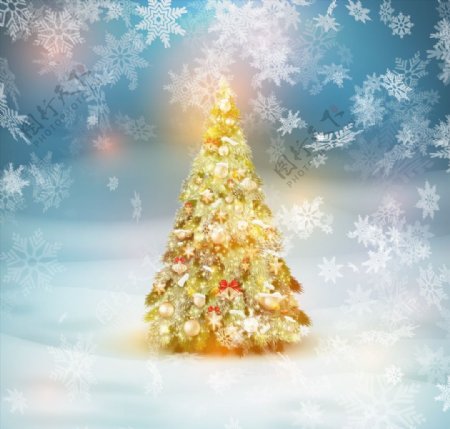 梦幻雪花背景亮着彩灯的圣诞树