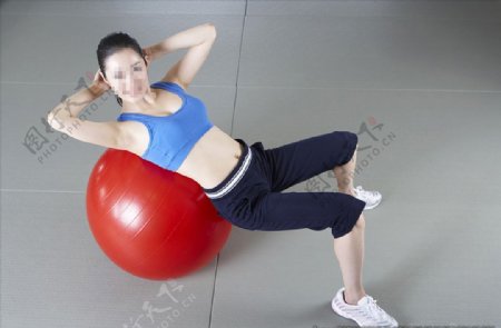 年轻女人瑜伽健身球